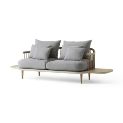 Canapé Fly SC3, tissu hot madison 094 gris clair, structure en chêne huilé blanc et tables d’appoint