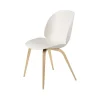 Chaise Beetle, alabaster white, structure en chêne laqué mat