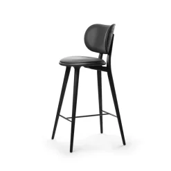 Chaise de bar basse Mater High Stool Backrest, cuir noir, support en hêtre lasuré noir