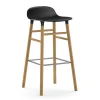 Chaise de bar Form Chair pieds en chêne, noir