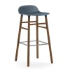 Chaise de bar Form Chair pieds en noyer, bleu
