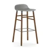 Chaise de bar Form Chair pieds en noyer, Gris