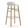 Chaise de bar Form Chair pieds en chêne, blanc