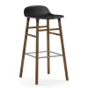 Chaise de bar Form Chair pieds en noyer, noir