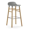 Chaise de bar Form Chair pieds en chêne, gris