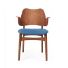 Chaise Gesture, assise revêtue de textile, Support en chêne huilé teck sea blue