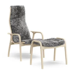 Fauteuil et repose-pieds Lamino Anniversary Edition, Pin blanc-peau de mouton du Gotland