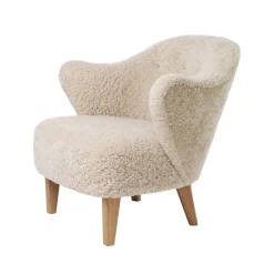 Fauteuil Ingeborg, peau de mouton moonlight, pieds en chêne nature