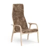 Fauteuil Lamino hêtre laqué/peau de mouton, Sahara (marron nougat)