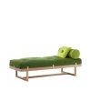 Lit banquette Stay, tissu vert, cadre en chêne huilé blanc