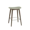 Tabouret Fiber Bar Stool 75 cm, dusty green, pieds lasurés marron foncé