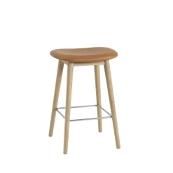 Tabouret Fiber counter 65 cm, cuir cognac, pieds en chêne