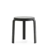 Tabouret Tap, black, pieds en chêne noir